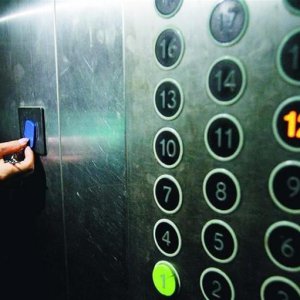 小區(qū)電梯上安裝“梯控”設(shè)備，居民感覺不方便引紛爭！