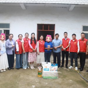 愛心送溫暖 關(guān)懷護(hù)成長